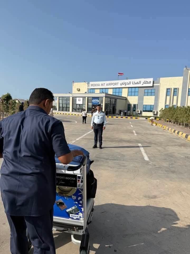 وزارة النقل وهيئة الطيران المدني تدينان منع مليشيا الحوثي هبوط طائرة اليمنية في مطار المخا