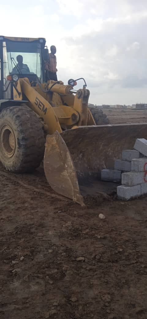 مكتب الأشغال العامة بخورمكسر ينفّذ حملة إزالة لتعديات على أراضي حكومية بمنطقة العريش