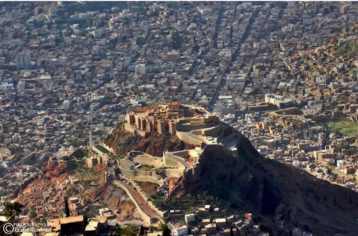 غضب شعبي عقب إفراج الحوثي عن متهم بقضية الابتزاز بتعز