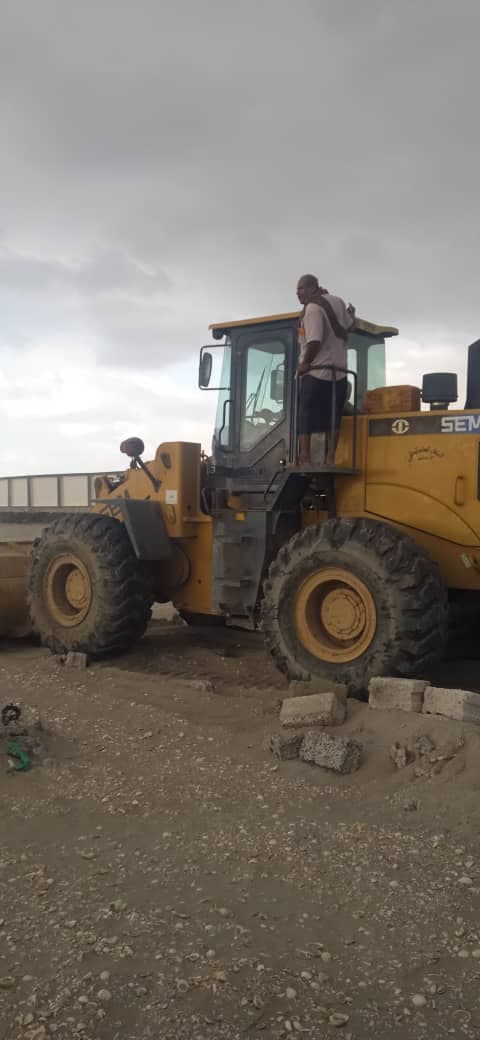 مكتب الأشغال بخورمكسر ينفّذ حملة لإزالة تعديات على أرض مخصصة لحديقة عامة بالعريش