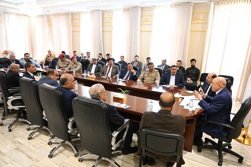 رئيس مجلس القيادة يشيد بدور ابناء محافظة الضالع في ردع المشروع الامامي والدفاع عن النظام الجمهوري