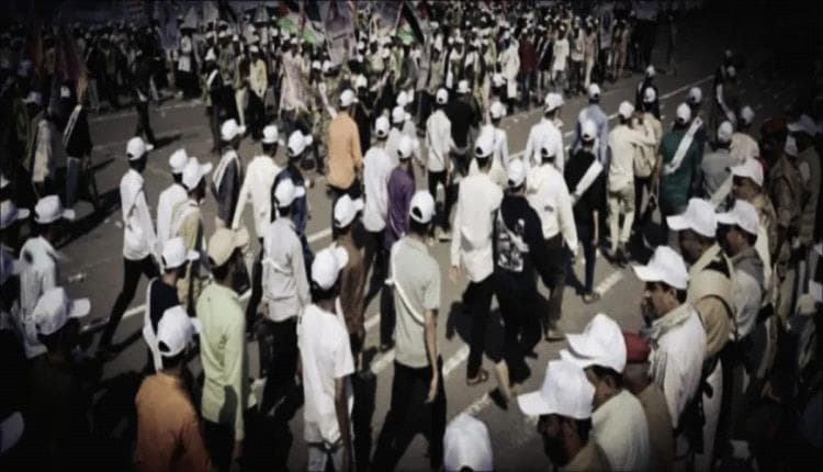 الحـ.ـوثيون يجبرون آلاف الطلاب في الحديدة على استعراض عسكري مسلح