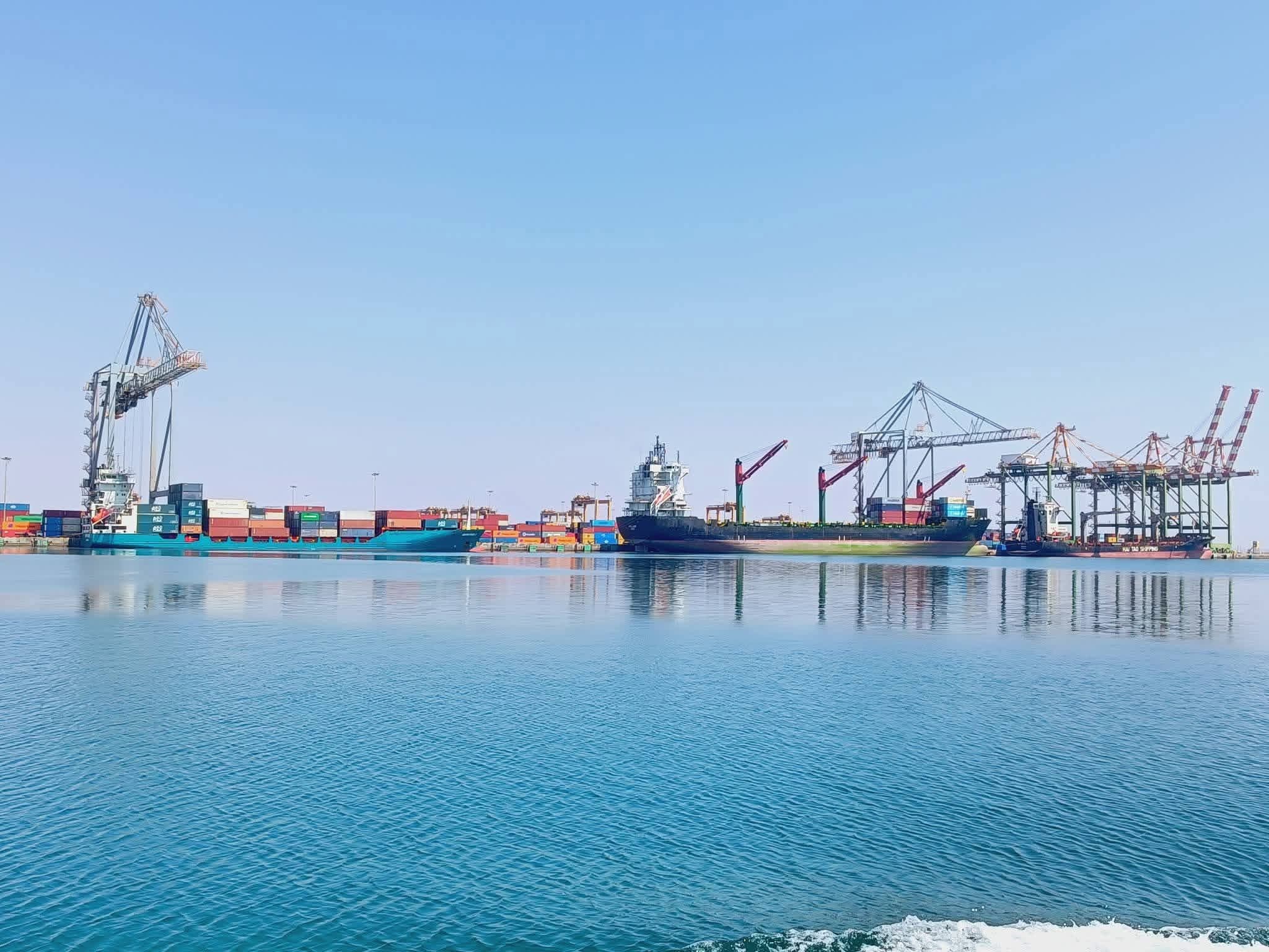 مستشار بمؤسسة موانئ خليج عدن يوضح شروط الاستفادة من موقع ميناء عدن في حال إغلاق مضيق هرمز