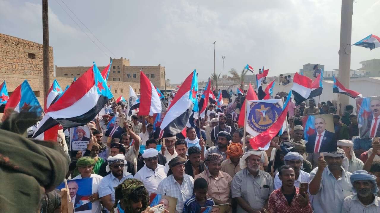 حشد جماهيري واسع في سقطرى يجدد العهد للمجلس الانتقالي ويؤكد الثبات على القضية الجنوبية (بيان)