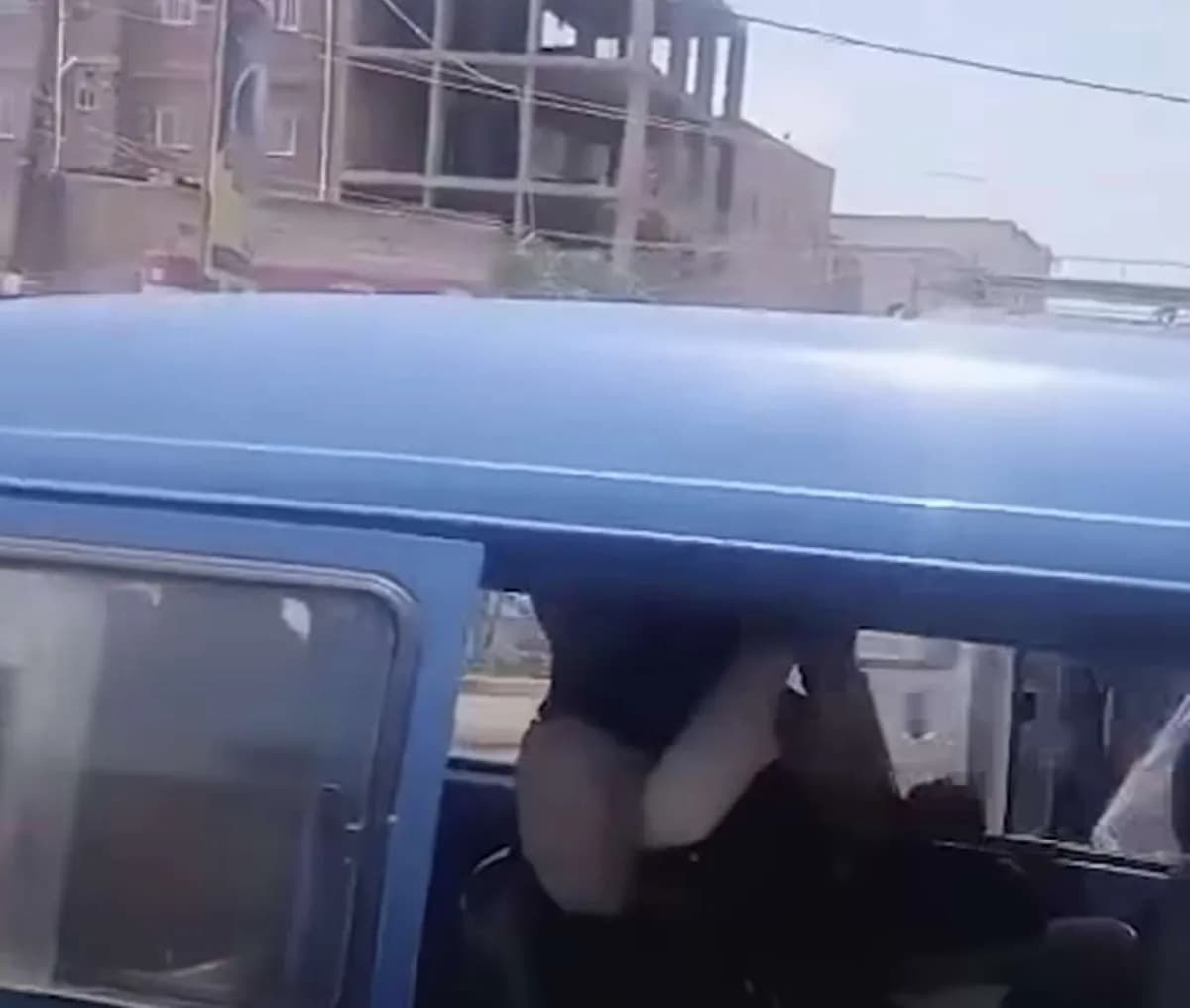 مهاجمة مدرسة تعز: أرواح الأطفال في خطر بعد تهديم منزل للمدير