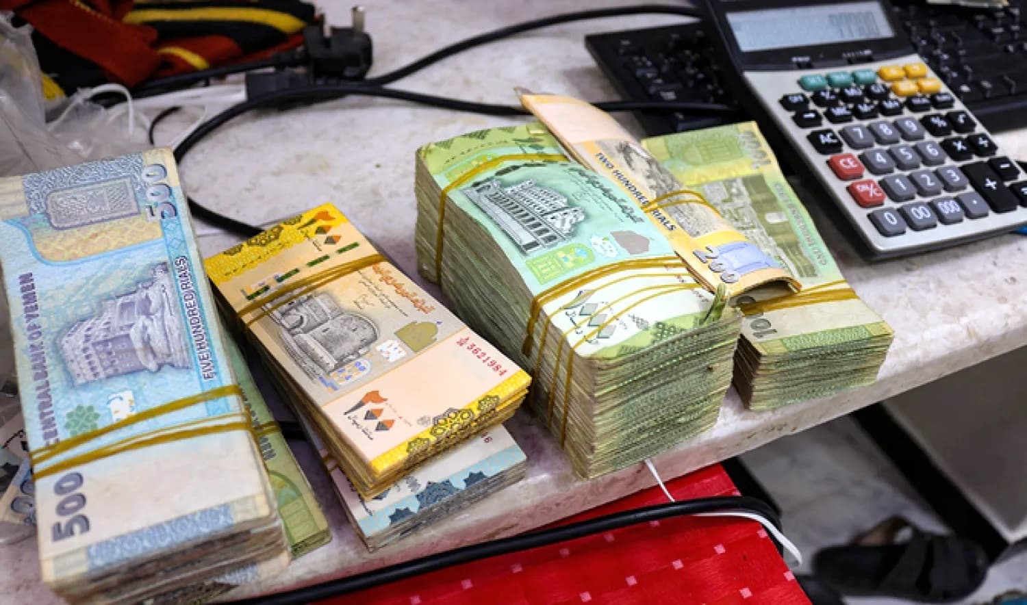 جهود يمنية حكومية لمواجهة الأزمة الاقتصادية وتثبيت سعر العملة