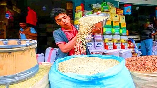 رغم تحسن الريال بنسبة 90%.. غلاء الأسعار يواصل خنق المواطنين بعدن