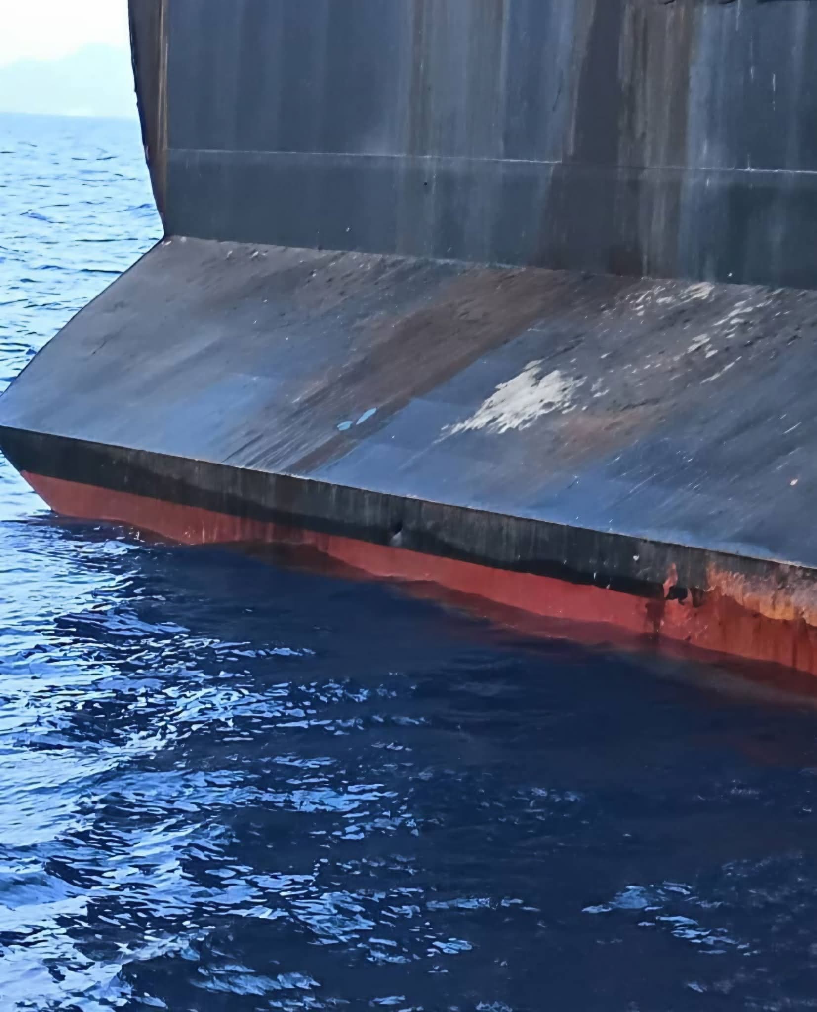 وزير النقل يوجه بالتحقيق في واقعة تلوث نفطي بميناء عدن ويتوعد السفينة المخالفة باحتجازها
