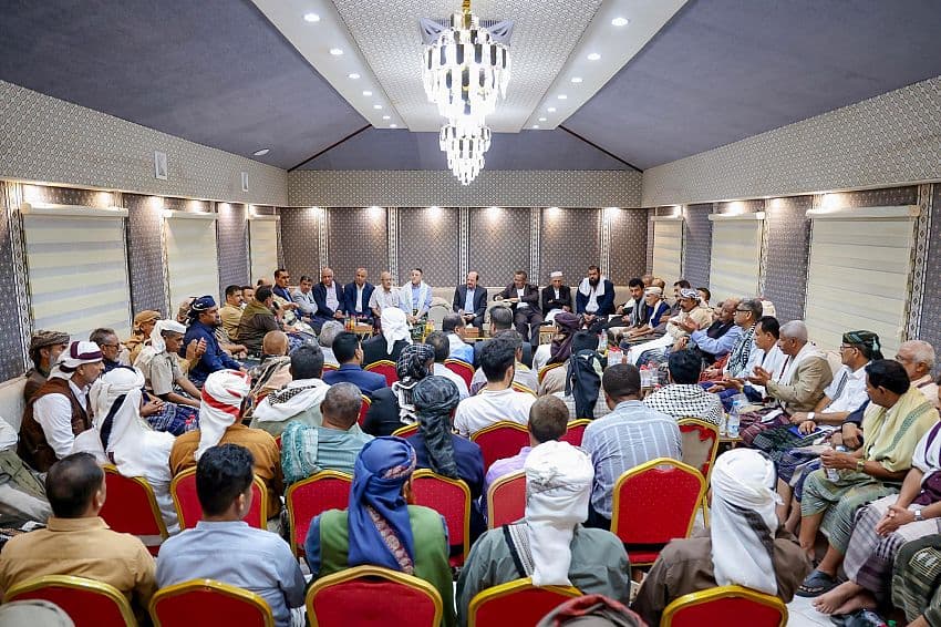 رئيس الوزراء يؤكد أن الاهتمام بمحافظة أبين أولوية حكومية بما يليق بتاريخها وتضحيات ابنائها