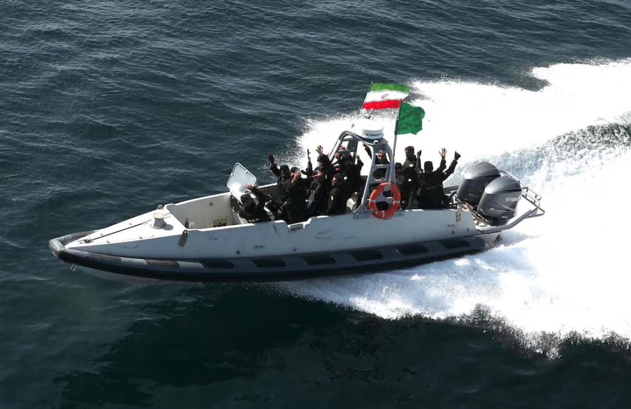 الحـ,ـوثيون يلوّحون بالسيطرة على باب المندب 