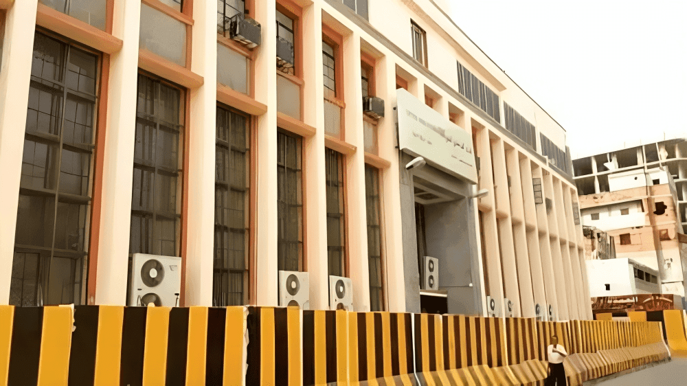 البنك المركزي في عدن يحدد أعلى سقف لشراء السعودي بـ535 ريالاً ويتوعد المخالفين