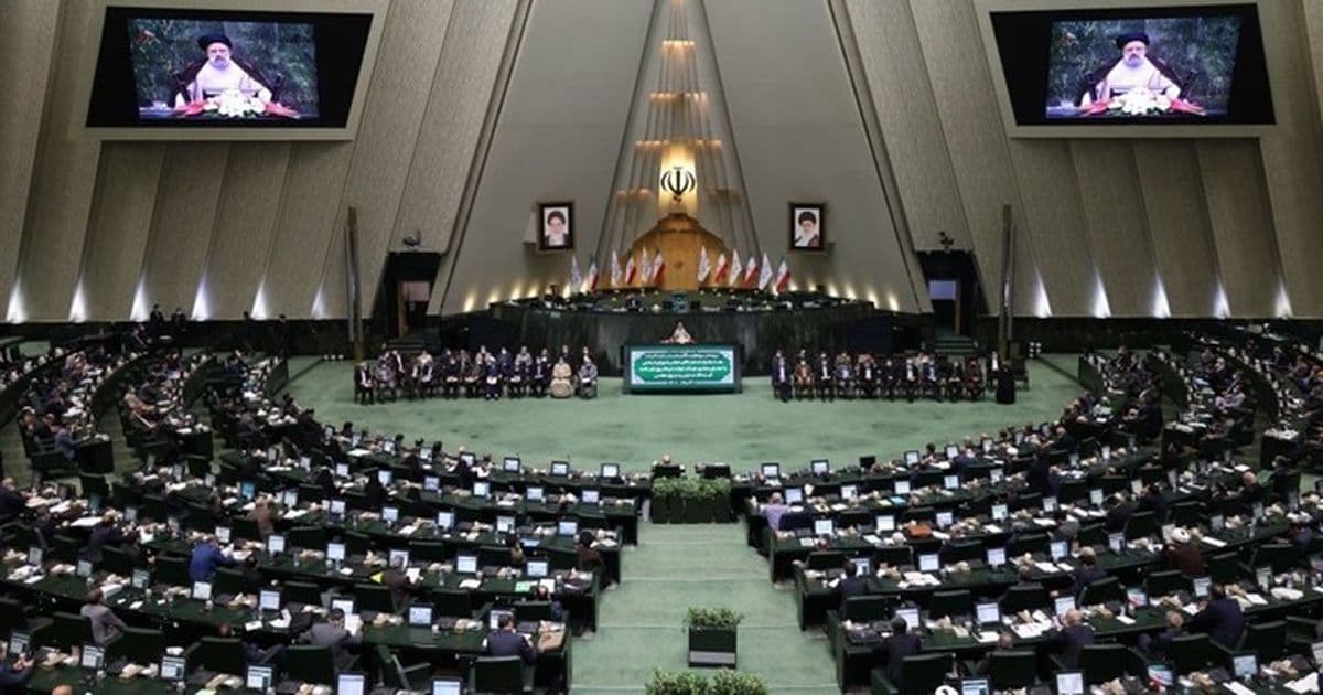 إيران تعلن تحصيل أول إيرادات من رسوم عبور السفن في مضيق هرمز
