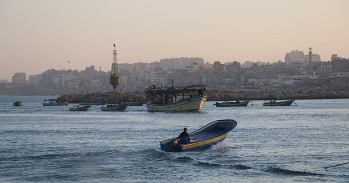 صيادو غزة يستخرجون الأنقاض لبناء زوارق نجاة بعد الحرب
