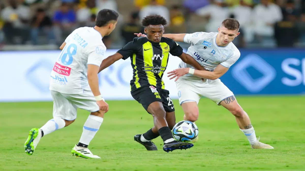 عاجل: الرياض يسحق الاتحاد برصاصة ثلاثية في الدوري السعودي - شاهد كيف تحولت الفرحة إلى صدمة!