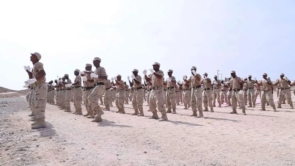 غضب عارم في محور تعز.. دعوات واسعة للخروج في تظاهرات عسكرية ومدنية للمطالبة بالمساواة في الرواتب وإنهاء التمييز