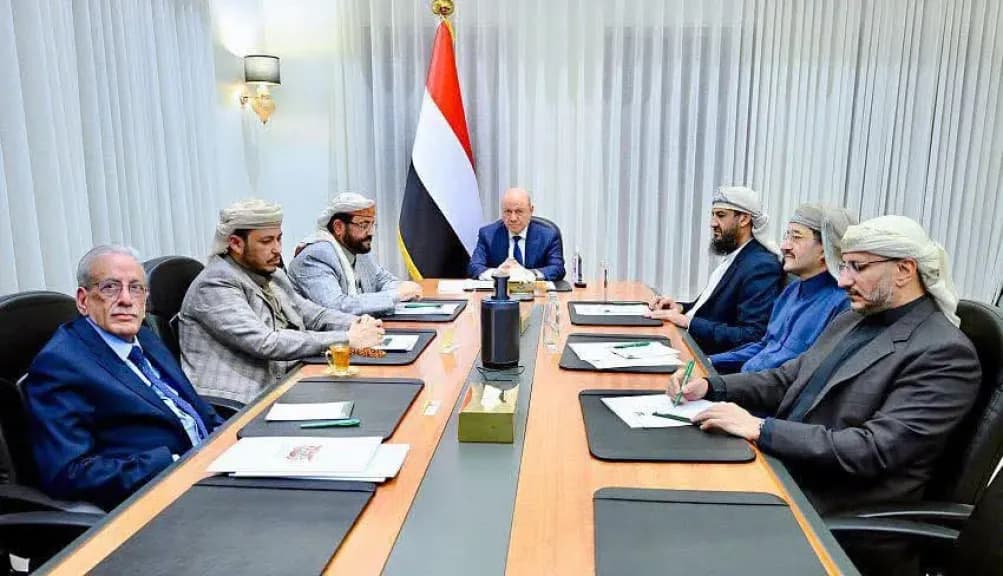 مجلس القيادة يوجه برفع الجاهزية العسكرية ويؤكد: لن نسمح باستخدام اراضي اليمن لتهديد المنطقة