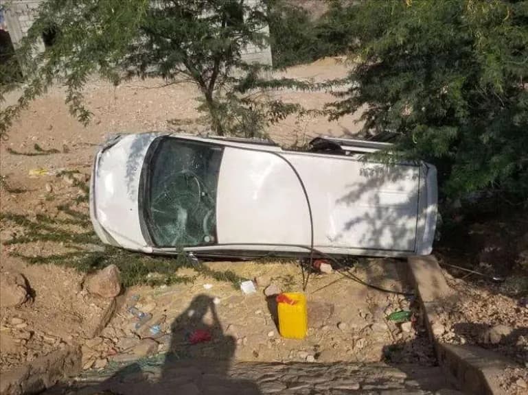 صدمة في الفرقة الخامسة.. انقلاب باص اللواء 54 وهذه هي تفاصيل النجاة العجيبة لقائد من ردفان!