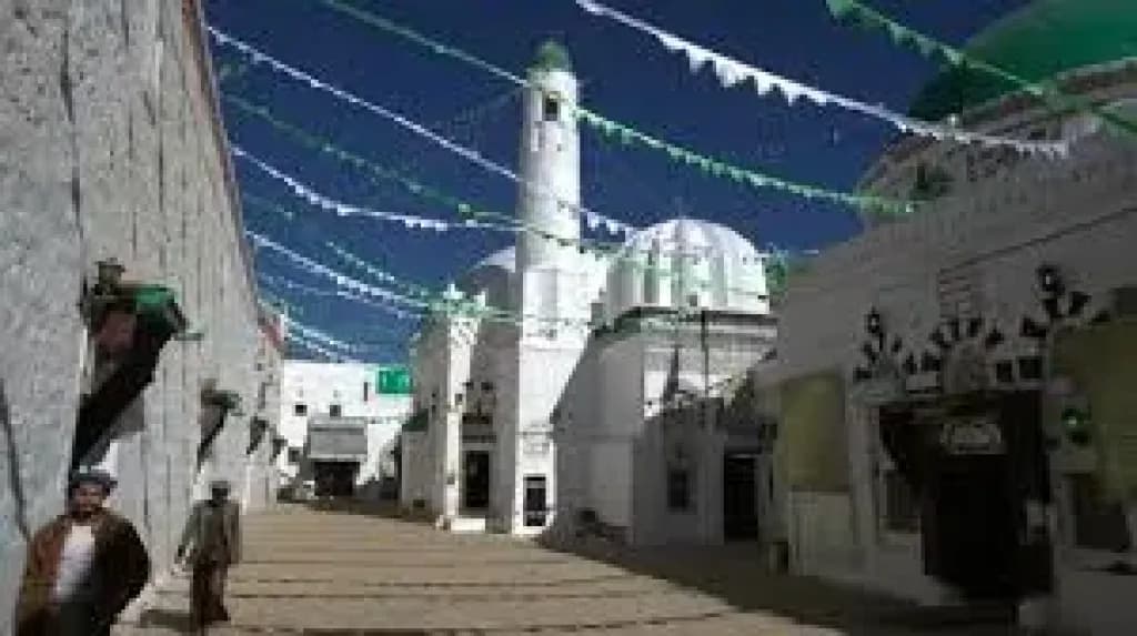 عناصر الحوثي في مصلى النساء؟ كارثة تستبيح حرمة المساجد وتحولها لثكنات عسكرية!