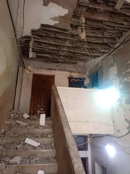 رعب يخيم على ”المعلا”! انهيار جزئي لعمارة سكنية ومخاوف من كارثة وشيكة