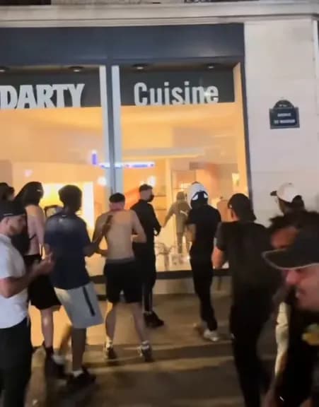أعمال شغب ونهب وتصاعد ألسنة اللهب في محيط برج إيفل عقب تتويج باريس سان جيرمان بدوري أبطال أوروبا (فيديو)