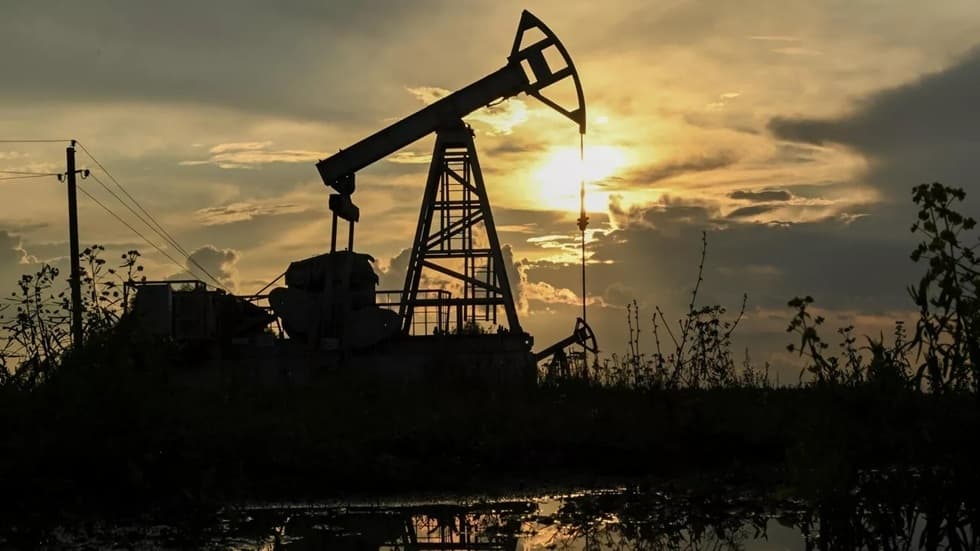 أسعار النفط تتجاوز 80 دولارا للبرميل لأول مرة منذ عام 2025