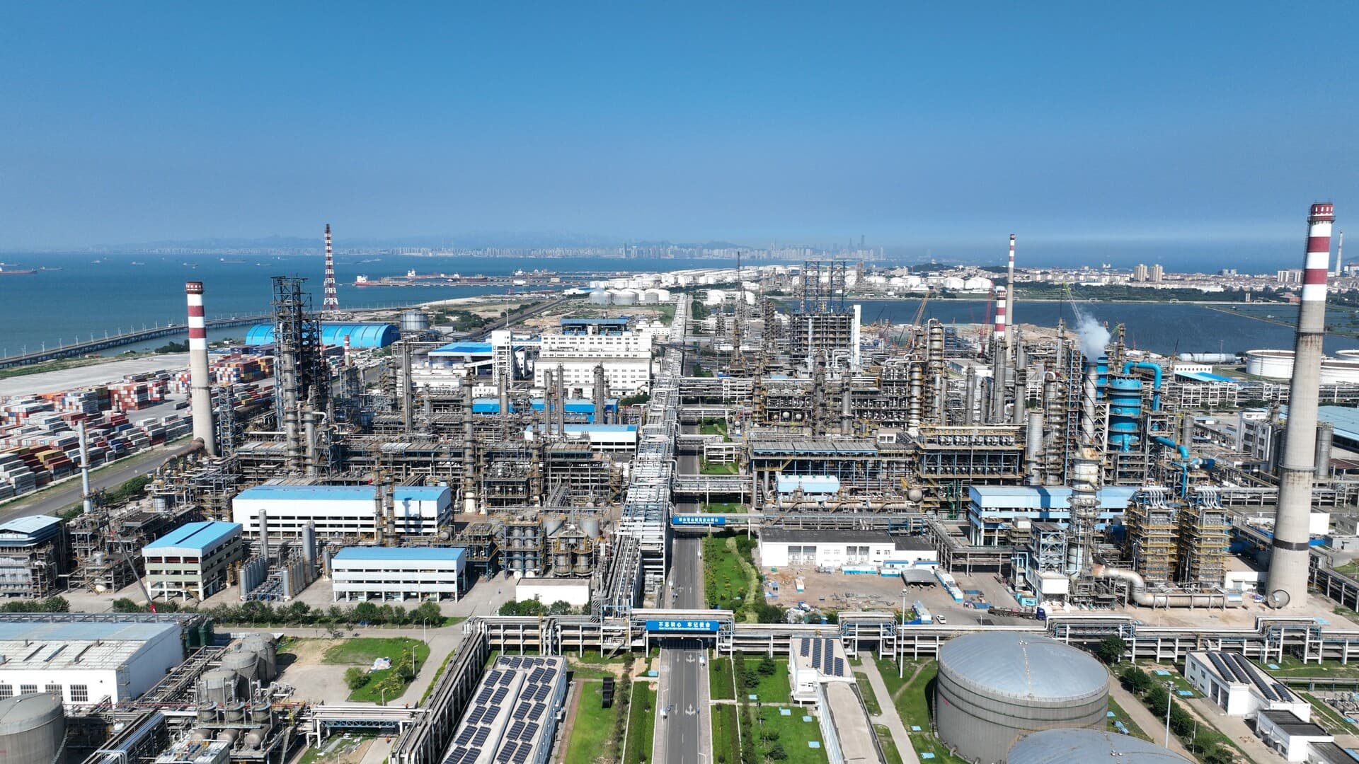 سينوكيم الصينية تخفض التشغيل وتبحث عن شحنات عاجلة