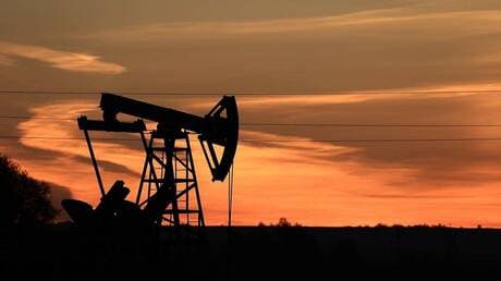 "الغارديان": أسعار النفط قد تتجاوز 100 دولار للبرميل خلال أيام وسط اضطرابات في الإمدادات