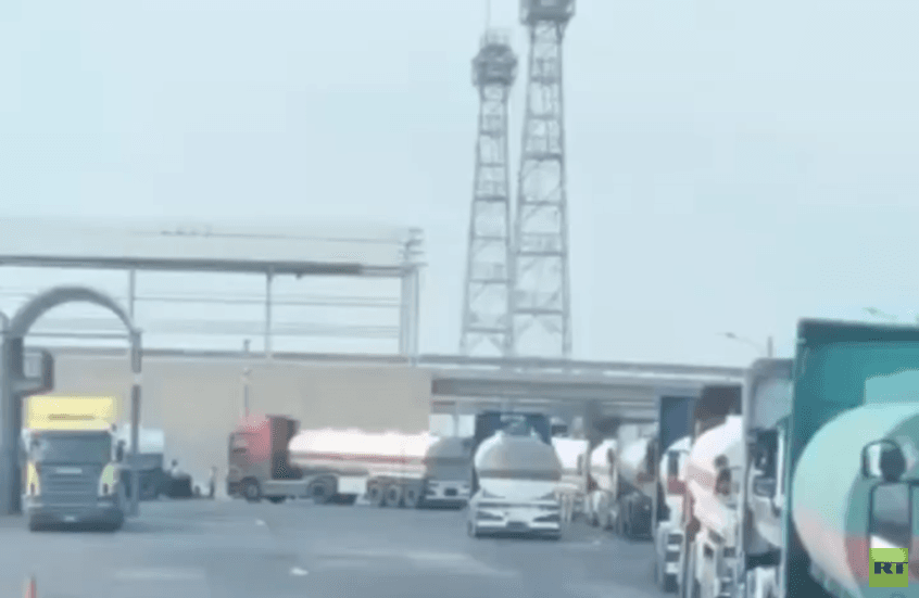 العراق يعلن تصدير أول شحنة نفط خام بالصهاريج عبر منفذ ربيعة البري الحدودي مع سوريا (فيديو)