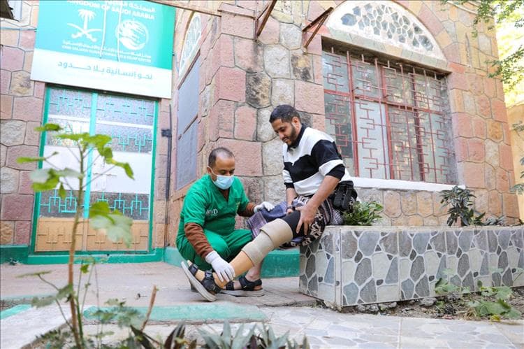 مركز الأطراف بتعز يقدم خدماته لـ674 مستفيداً في فبراير