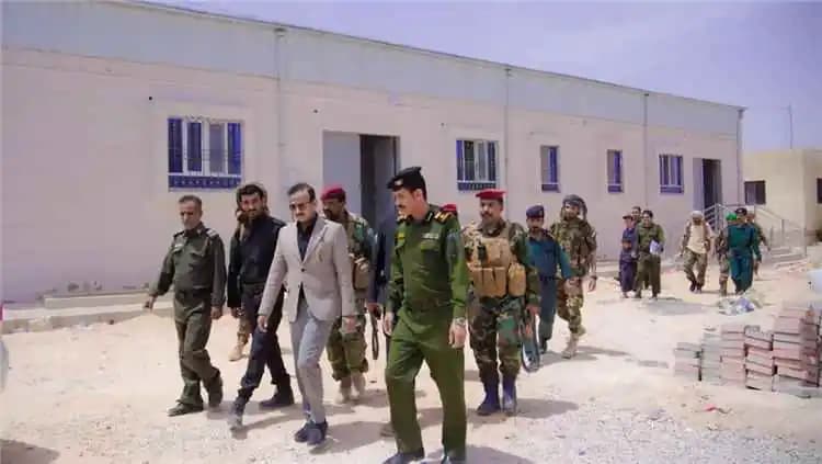 محافظ شبوة يشدد على استكمال تجهيزات مركز الإصدار الآلي بالأحوال المدنية وتعزيز جودة الخدمات
