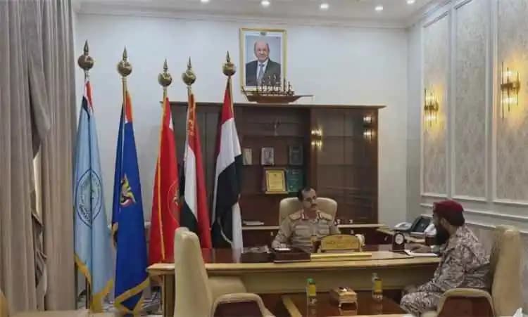 وزير الدفاع يبحث مع قائد المنطقة الرابعة ترتيبات العمل والجاهزية العسكرية في عدن