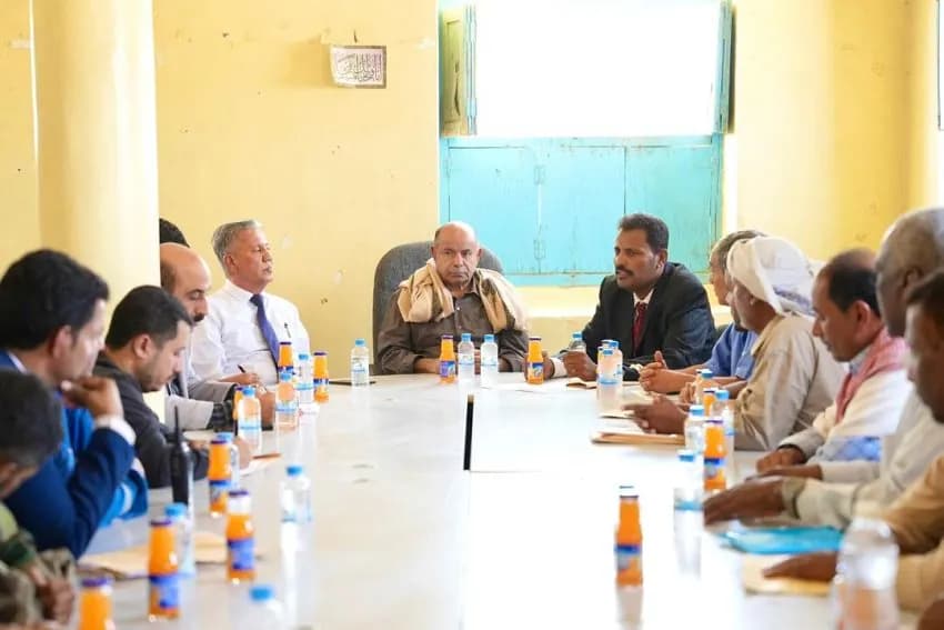 الخنبشي يوجه بمعالجة القضايا الخدمية والصحية في غيل بن يمين
