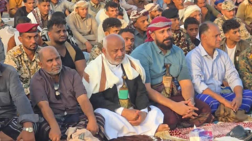 محافظ الحديدة يؤدي صلاة عيد الأضحى مع جموع المواطنين في الخوخة