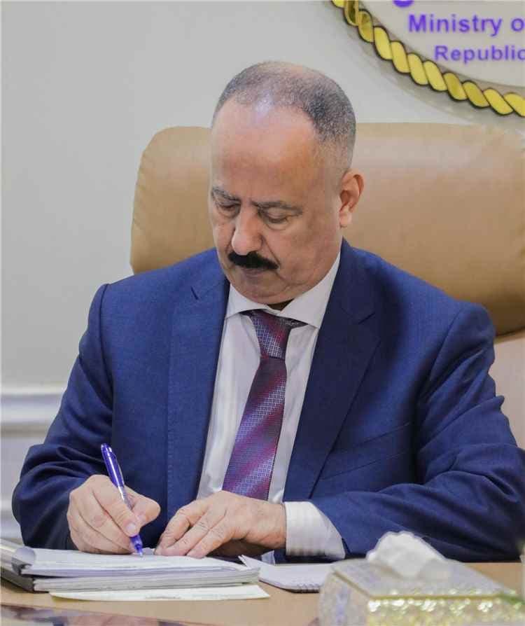 وزير النقل يصدر قرارات جديدة بتكليف مدير عام ونائب مدير لمطار عدن الدولي
