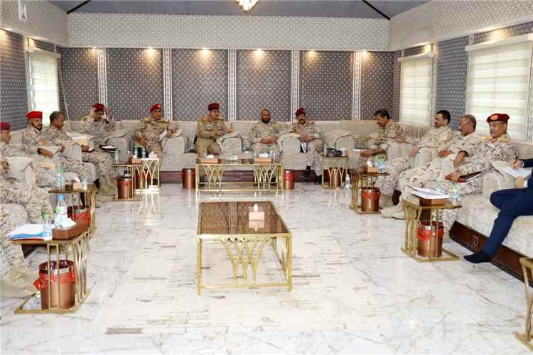 خلال اجتماع موسع بعدن.. وزير الدفاع يشدد على اليقظة والانضباط العسكري