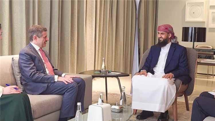 المحرّمي يودّع السفير الأمريكي ويؤكد أهمية تعزيز الدعم الدولي لمواجهة التحديات