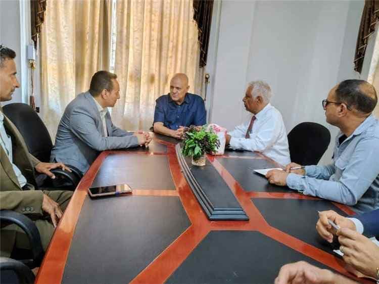 محافظ تعز يؤكد دعم الرقابة المؤسسية ويشدد على مكافحة الفساد وحماية المال العام