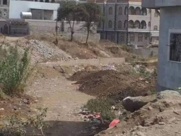 مليشيا الحوثي تمنح تصاريح بناء في مجاري السيول بتعريض حياة إب للخطر
