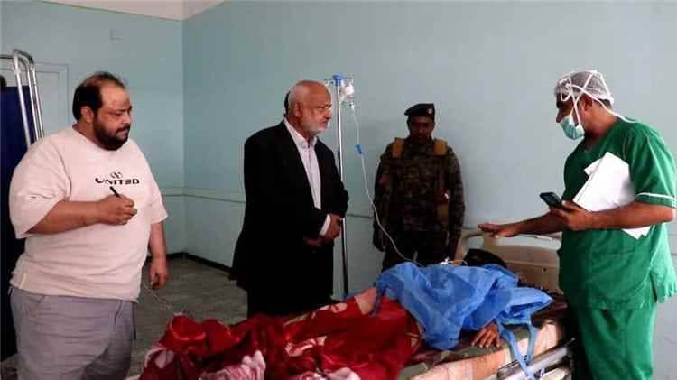 محافظ الحديدة يتفقد مصابي قصف حوثي استهدف منازل مدنيين في حيس