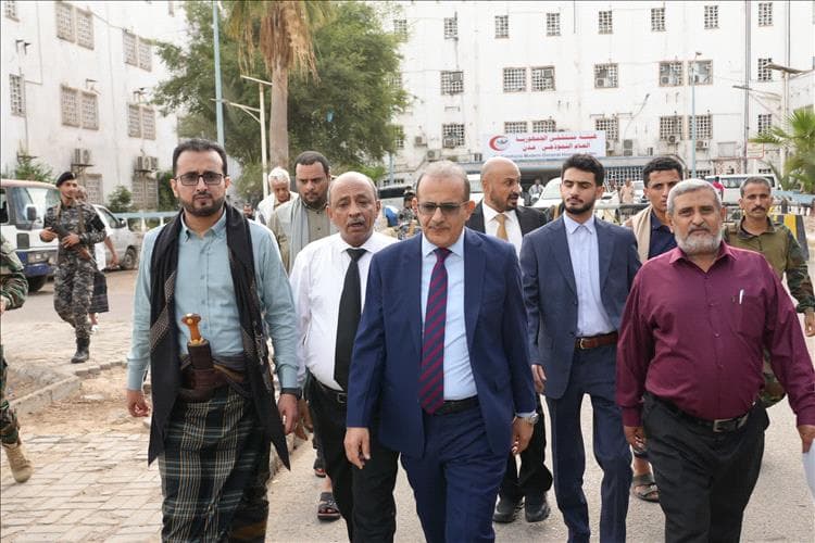 وزيرا الصحة والخدمة المدنية يعايدان المرضى في مستشفيات عدن
