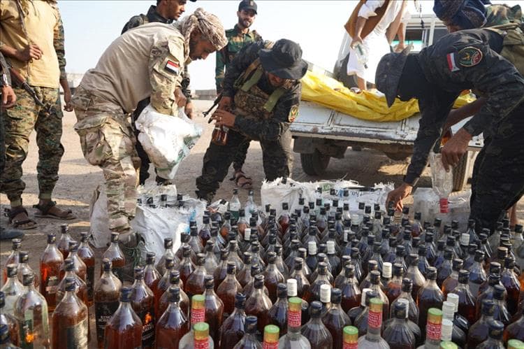 إتلاف كمية كبيرة من الخمور في لحج.. جهود مكافحة المخدرات تتماشى مع القضاء