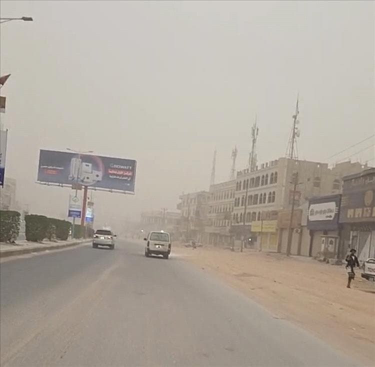 موجة غبار كثيفة تضرب عتق في أول أيام عيد الفطر وتحدّ من الرؤية