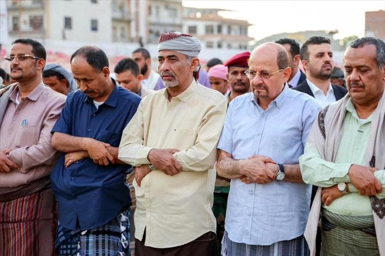 الصبيحي والزنداني يؤديان صلاة عيد الفطر مع جموع المصلين في ملعب الحبيشي بعدن