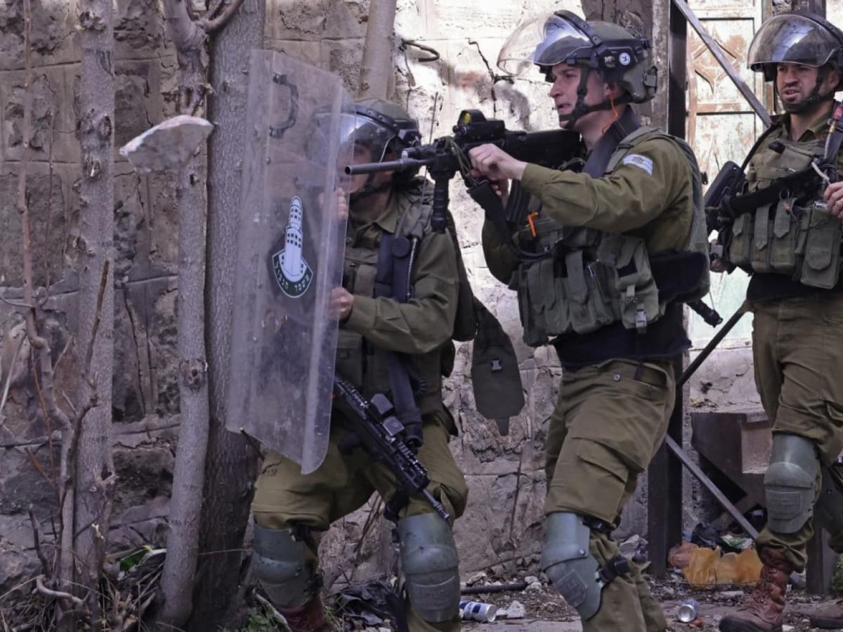 شهيد فلسطيني في الخليل جراء مجزرة إسرائيلية بالرصاص