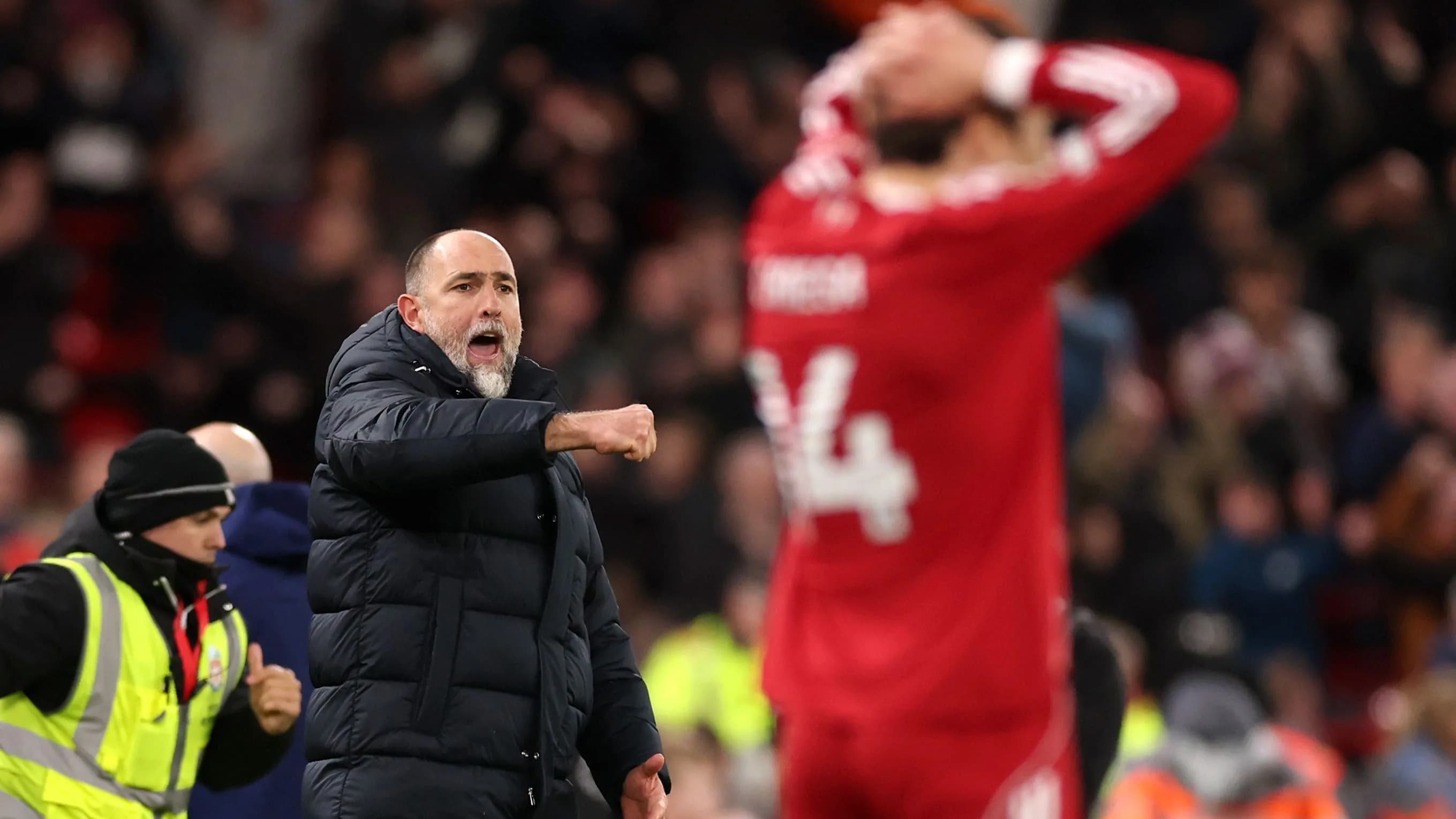 "رجل أصلع آخر".. مدرب توتنهام يفشل في التعرف على سلوت