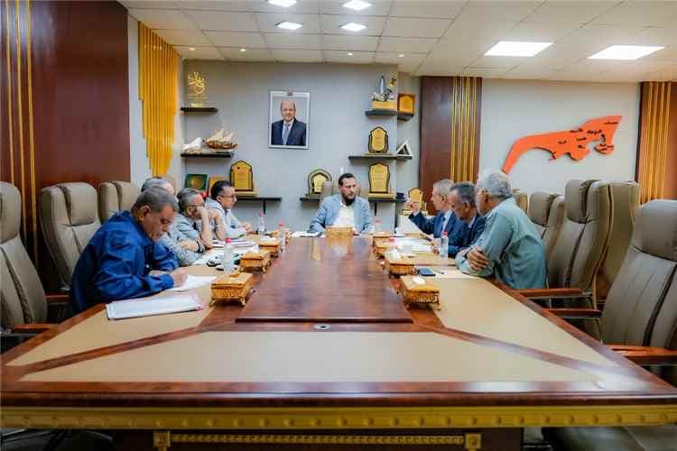 محافظ عدن يناقش مع رئيس مصلحة الضرائب تعزيز التعاون المشترك لتنمية الإيرادات ومكافحة التهرّب الضريبي