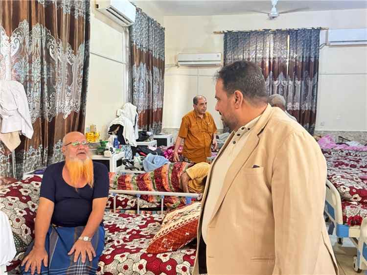 مدير شركة النفط يزور دار العجزة ويقدم مساعدات ودعمًا
