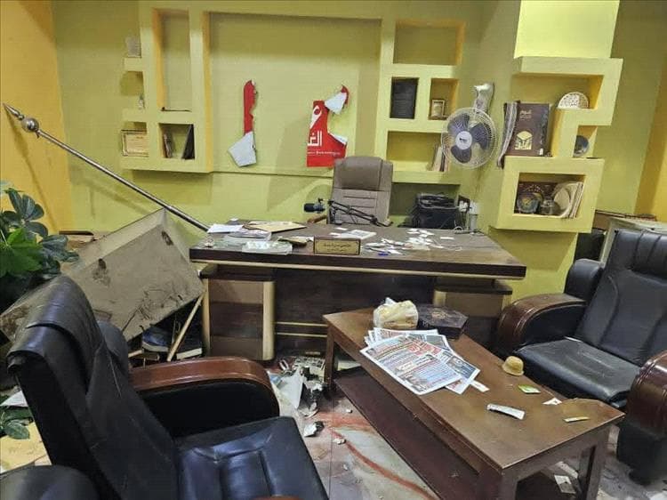 بدر الكازمي يعلن تضامنه الكامل مع صحيفة عدن الغد