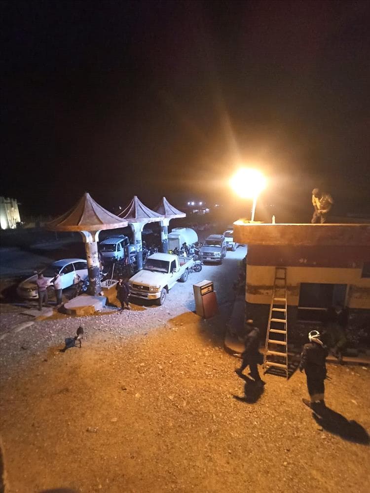 بجهود شركة النفط والبرنامج السعودي.. بدء بيع البنزين في محطات سقطرى