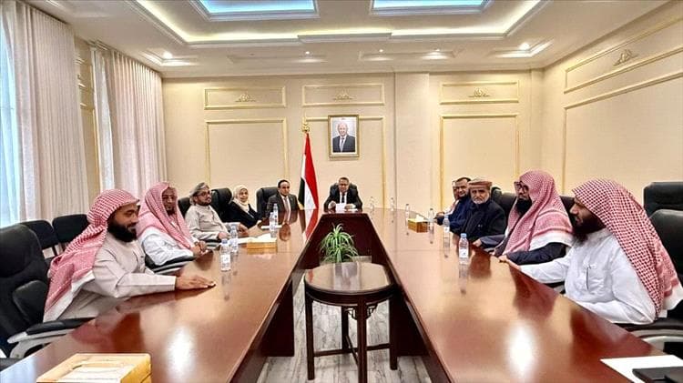 بن دغر يؤكد أهمية الدور الذي تضطلع به المعاهد والمؤسسات الدينية في ترسيخ القيم الوطنية وتعزيز السلم الاجتماعي